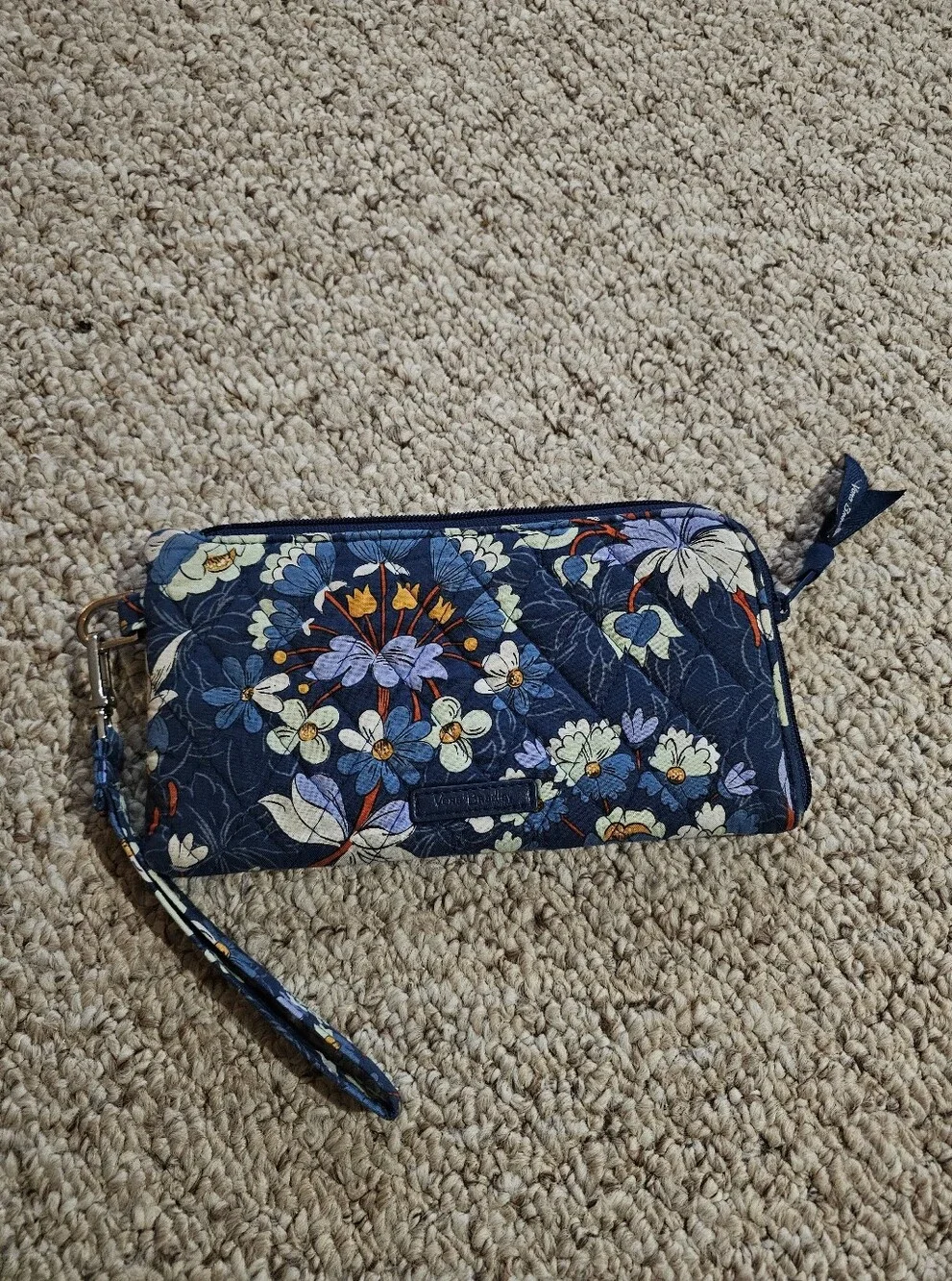 Vera Bradley Wrsitlet - Picture 1 of 5